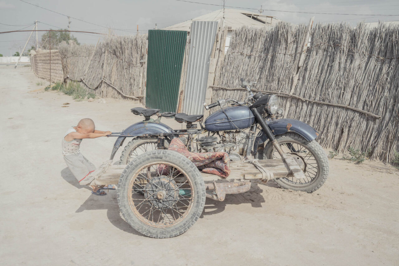 Fotografia motorky a malého dieťaťa.