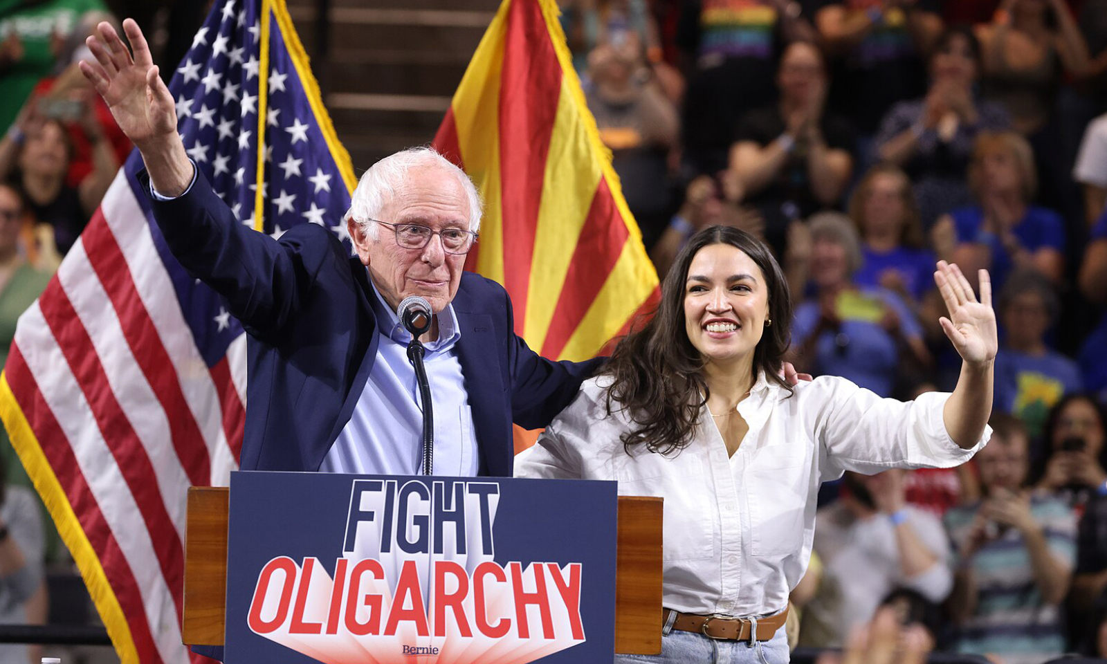 Americký senátor Bernie Sanders a kongresmanka Alexandria Ocasio-Cortez na zhromaždení „Boj proti oligarchii“ v Mullett Arene v Tempe v Arizone