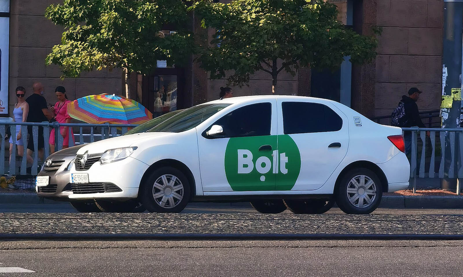 Biely renault s logom platformy Bolt na boku.