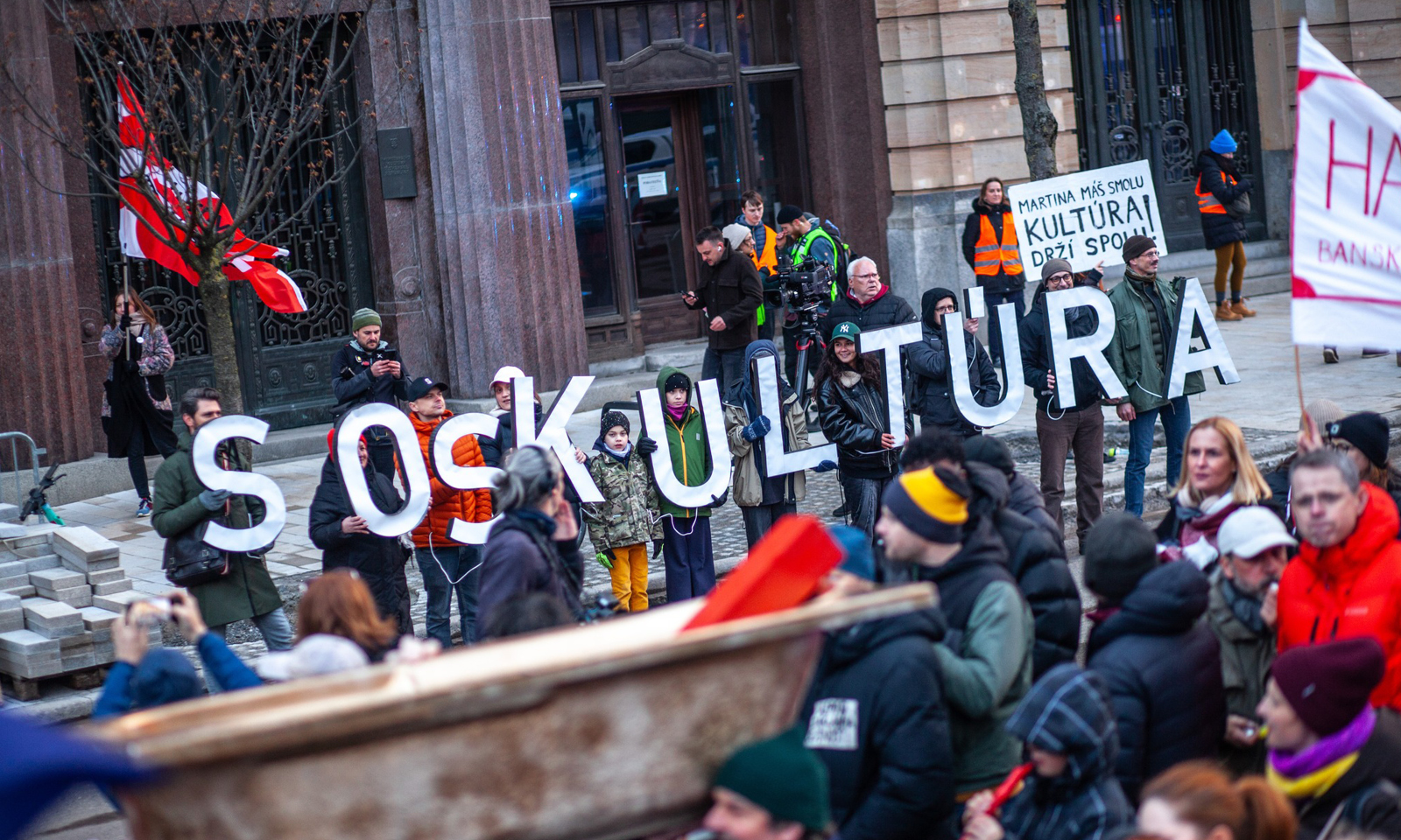 Ľudia držiaci nápis SOS KULTÚRA