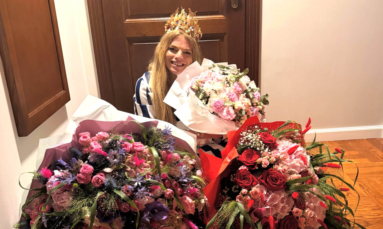 Influencerka Gwen pózujúa s kyticami kvetín.