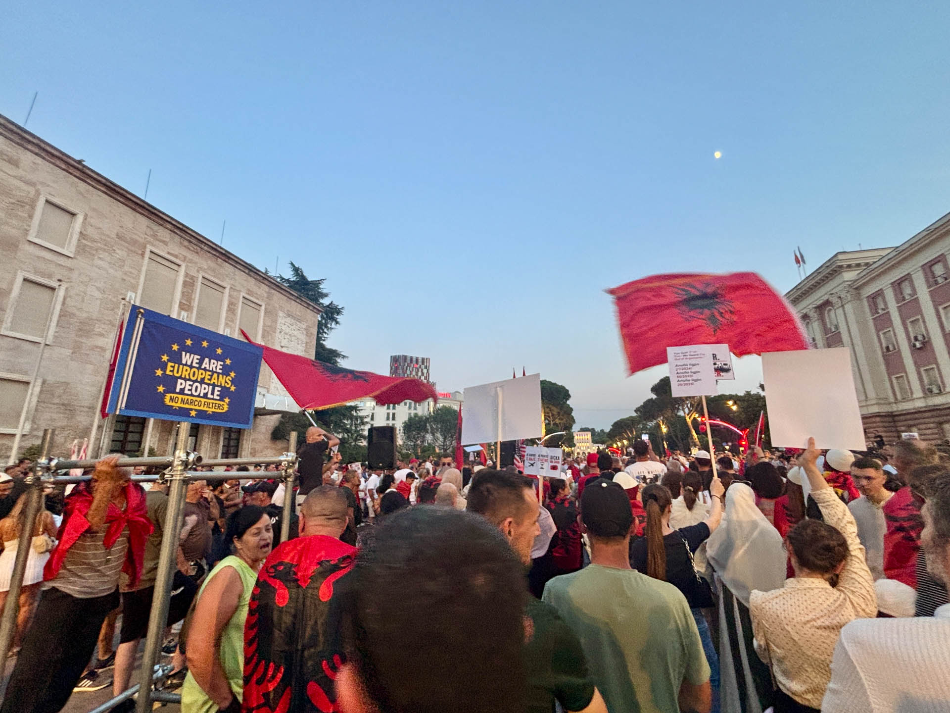 Cień Trumpa nad rewolucyjną Albanią: Protesty setek tysięcy przeciwko rządowi, korupcji i władzy oligarchów