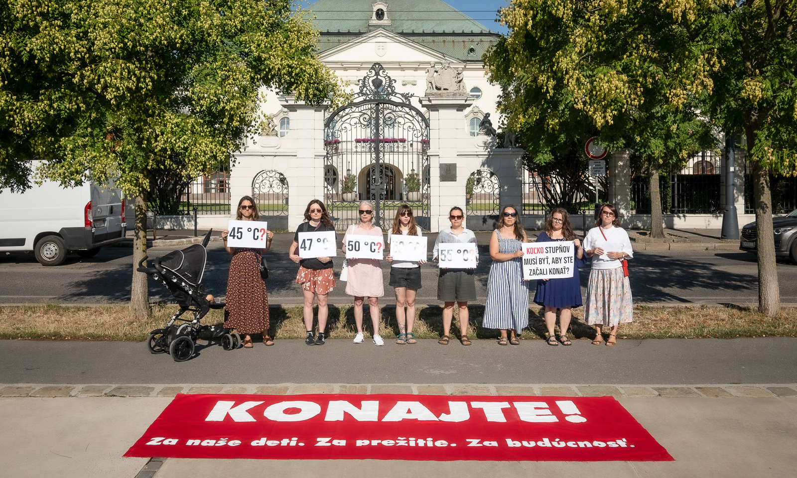 Znepokojené matky pred úradom vlády s transparentmi upozorňujúcimi na extrémne horúčavy a vyzývajúcimi k opatreniam proti klimatickej kríze.